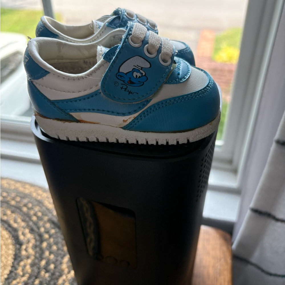 Blue and White Retro Smurf Low-Top Sneakers with Velcro Closure